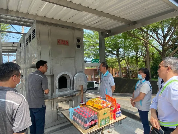 廠商說明爐體設備及運作情形。。新竹市府提供