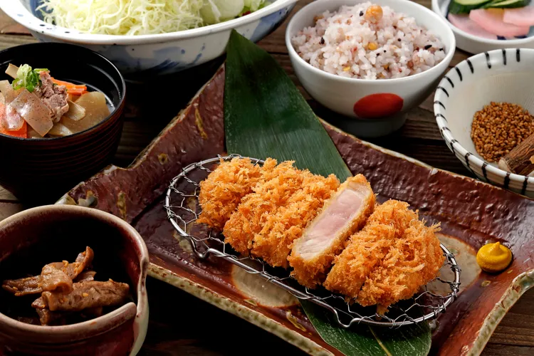 「伊勢路–勝勢日式豬排」南港Lalaport店除全店選用究好豬炸出好吃里肌。業者提供