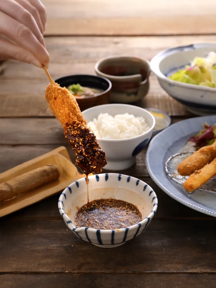 6種串炸包含香菇、筊白筍、雪巖雞帶皮胸肉、雪巖雞淨腿肉，以及究好豬眼鏡肉和腰內肉串炸料理。業者提供