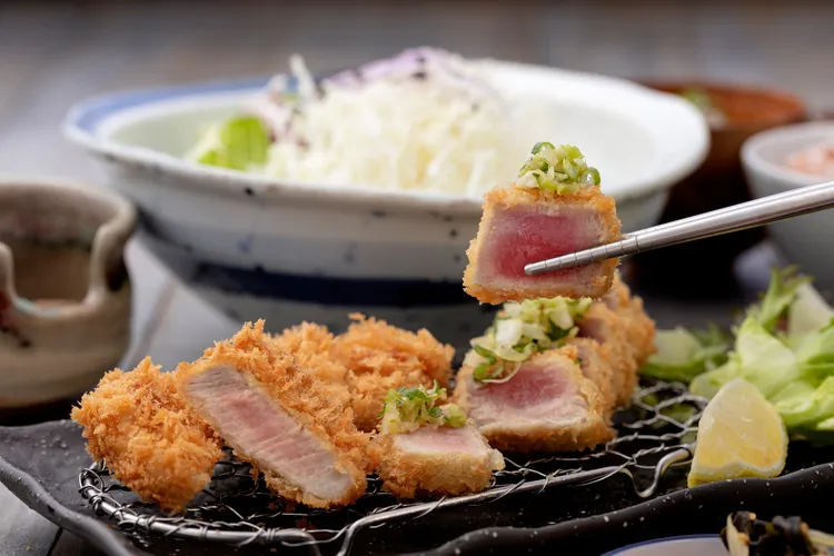 蔥鹽鮪魚腰內豬排套餐。業者提供