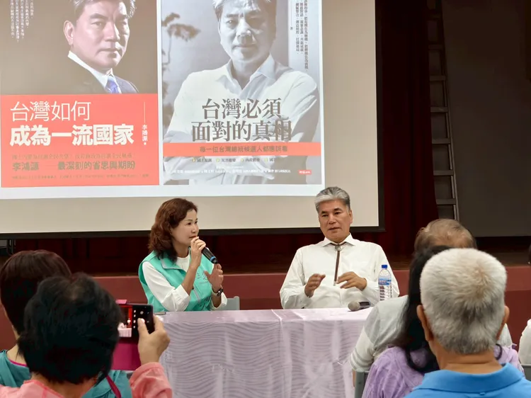 三芝區長賴小萍(圖左)感謝李鴻源教授(圖右)以淺顯易懂的方式，分享其對台灣未來災防政策的省思與建言。公所提供