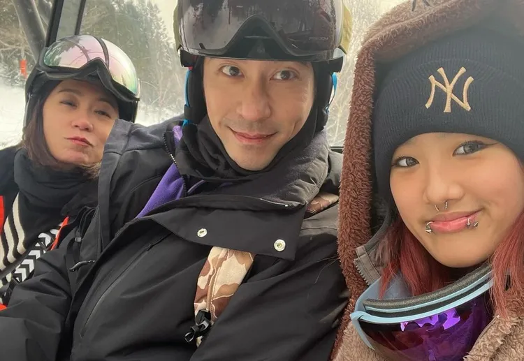 賈靜雯（左起）、修杰楷與梧桐妹一家人感情非常好。翻攝自梧桐妹IG