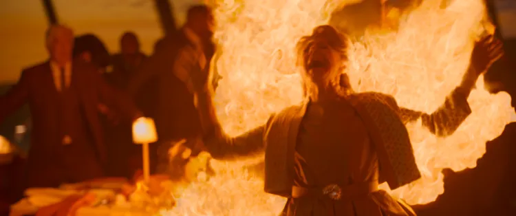 71歲資深特技演員伊薇特費格遜全身著火。華納兄弟提供