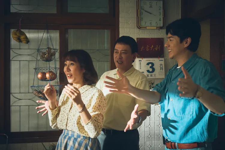 《成功路上》建中(李程彬飾演)與昆明(王識賢飾演)給秀萍(張詩盈飾演)驚喜。華視提供