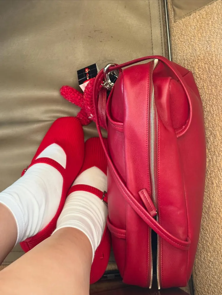 Jennie以白色長襪搭配寶石紅Margot Mary-Jane瑪莉珍鞋，相當俏麗。翻攝Jennie IG