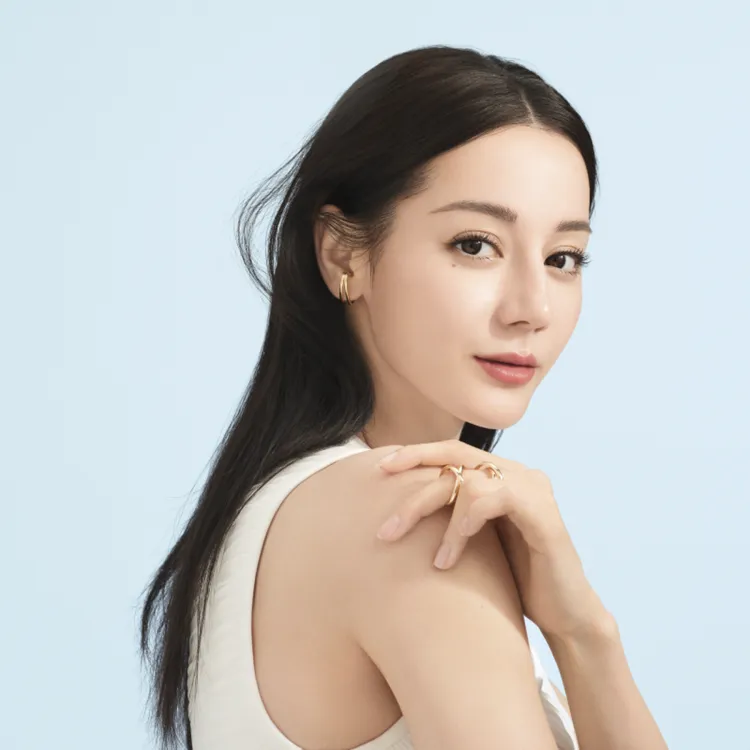 迪麗熱巴用克蘭詩第9代膠原彈簧霜維持美臉澎潤。品牌提供