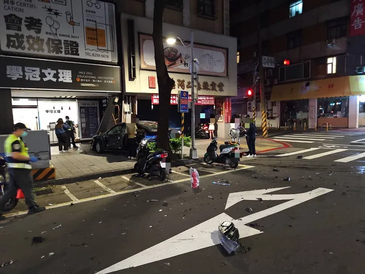 警方現場量測繪圖。警方提供