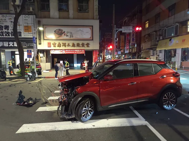 徐千京的休旅車車頭毀損嚴重。警方提供