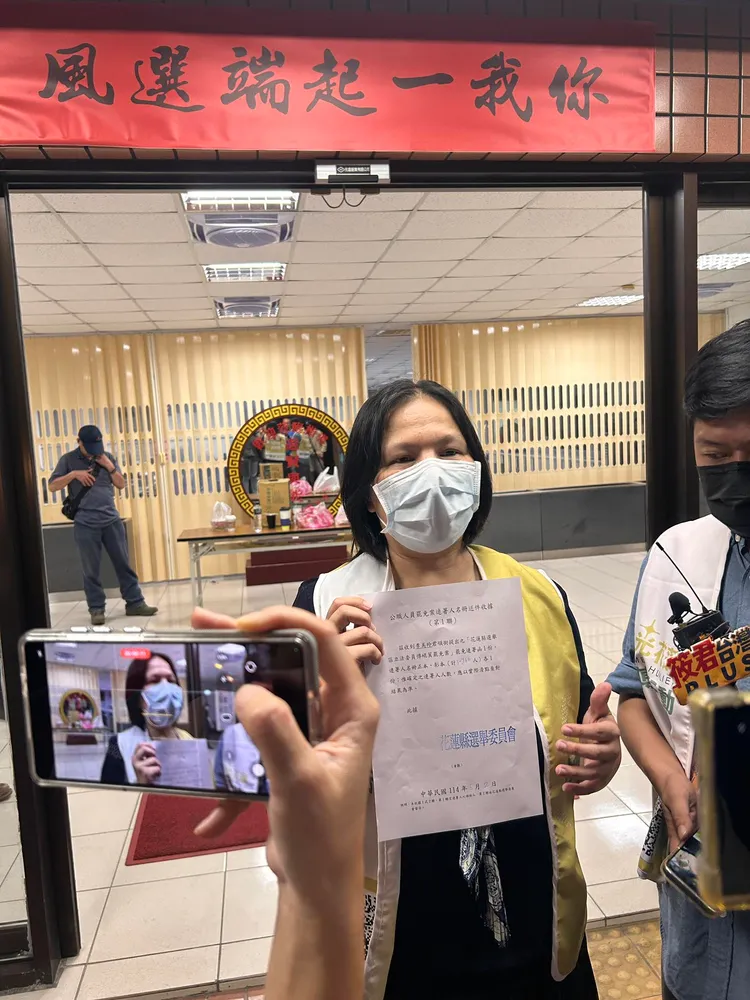 花蓮罷免立委傅崐萁領銜人李美玲拿著花蓮縣選委會公告宣布連署人數為32766人。翻攝縣議員楊華美臉書
