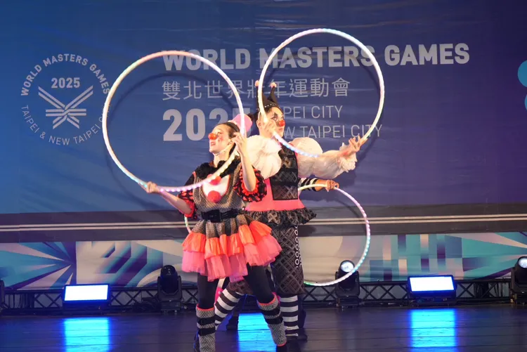 天馬戲創作劇團以團體特技組合秀揭幕。文化局提供