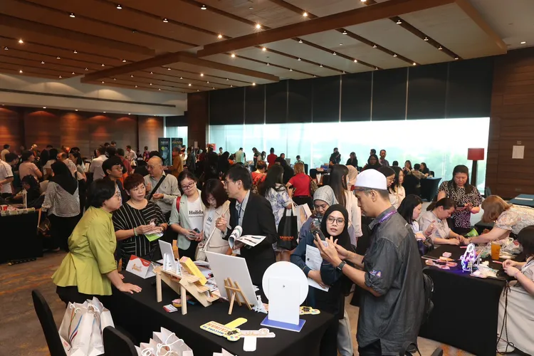 台灣旅遊產品說明會現場吸引檳城當地旅遊業者高度關注與互動。觀光署提供