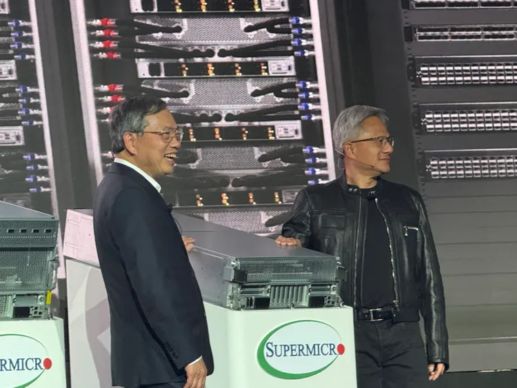 美超微電腦執行長梁見後（右）與輝達執行長黃仁勳（右）兩人熱情互動。呂承哲攝