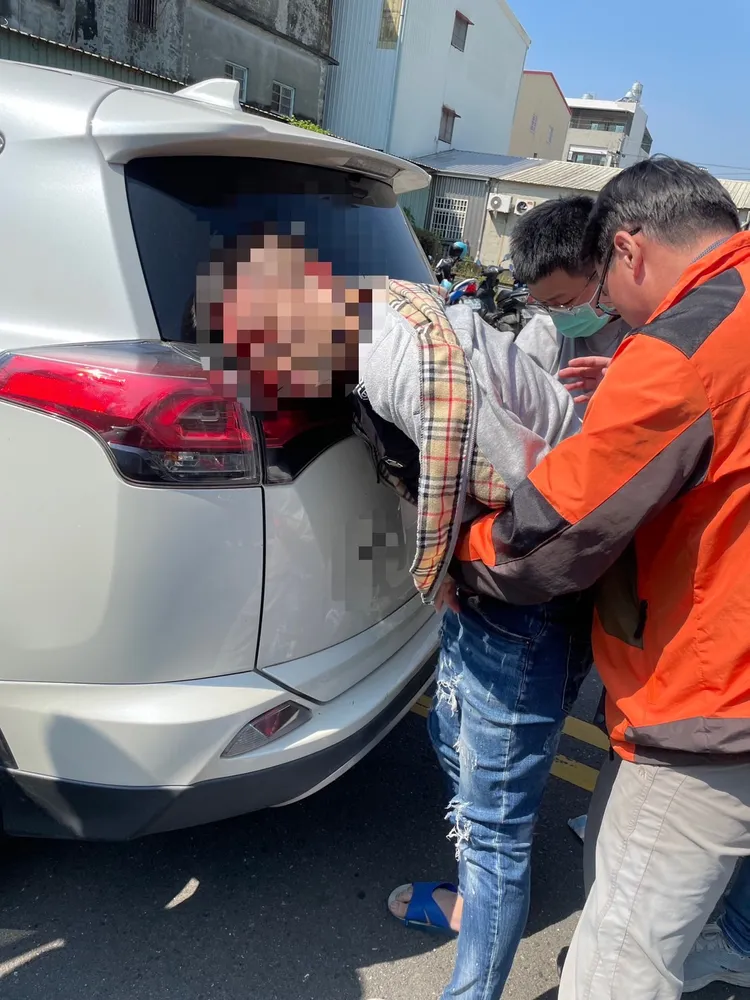 警方攻堅逮捕暴力組織成員。翻攝畫面