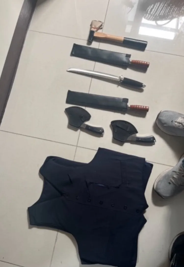 警方查扣匕首、斧頭、武士刀、球棒、防彈背心等證物。翻攝畫面
