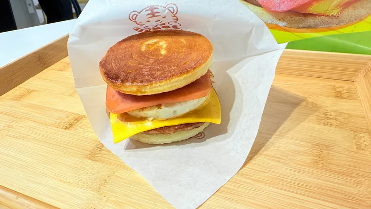 期間限定的「鬆餅火腿豬肉堡」，於每日上午09：30至下午05：30販售。家樂福提供