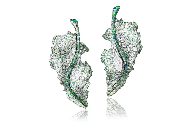 二十周年葉片耳環，主石：梨形明亮式切割白鑽；配石：白鑽、灰藍藍寶石、灰綠藍寶石、沙弗萊石；材質：鈦金屬、18K 白金。品牌提供