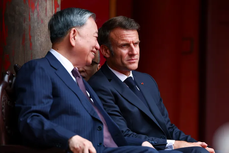 越共總書記蘇林（左）笑容滿面，馬克宏則是若有所思。美聯社