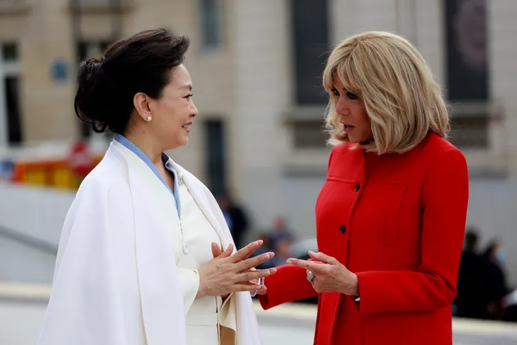 布莉姬（右）去年接待習近平夫人彭麗媛。美聯社