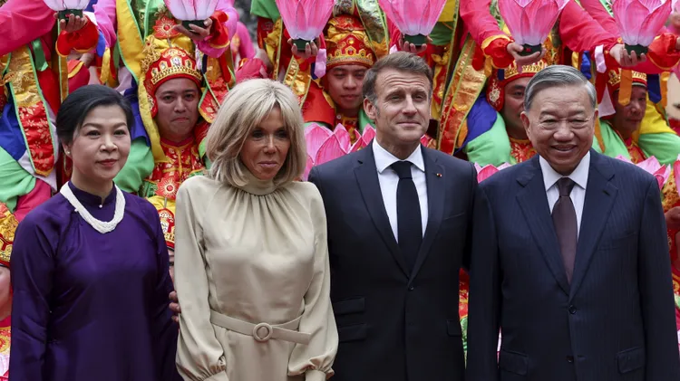 越共總書記蘇林夫婦（右一、左一）開心接待表情微妙、一言難盡的馬克宏夫婦。美聯社