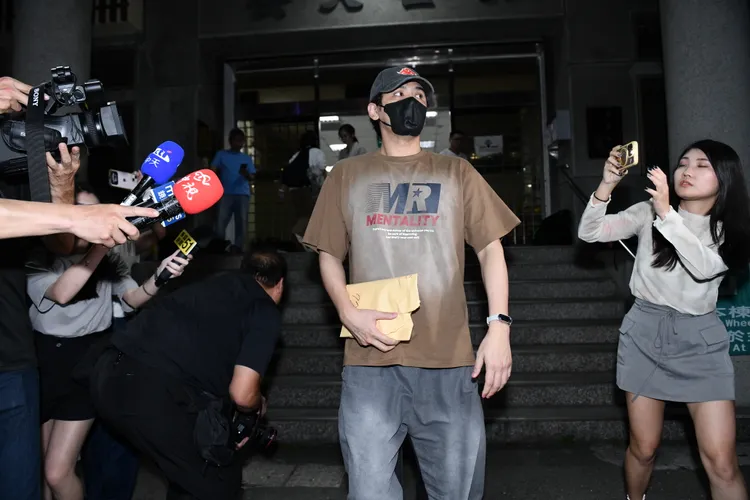 陳零九接受檢察官複訊後獲30萬元交保。彭欣偉攝