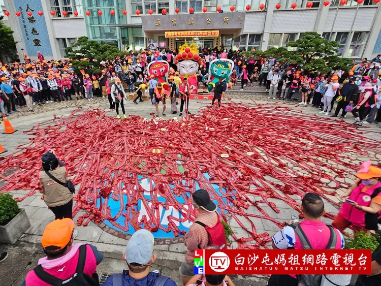 拱天宮位於通霄鎮，但白沙屯媽祖直到昨天才首度駐駕通霄鎮公所，也創下紀錄。翻攝「白沙屯媽祖網路電視台」
