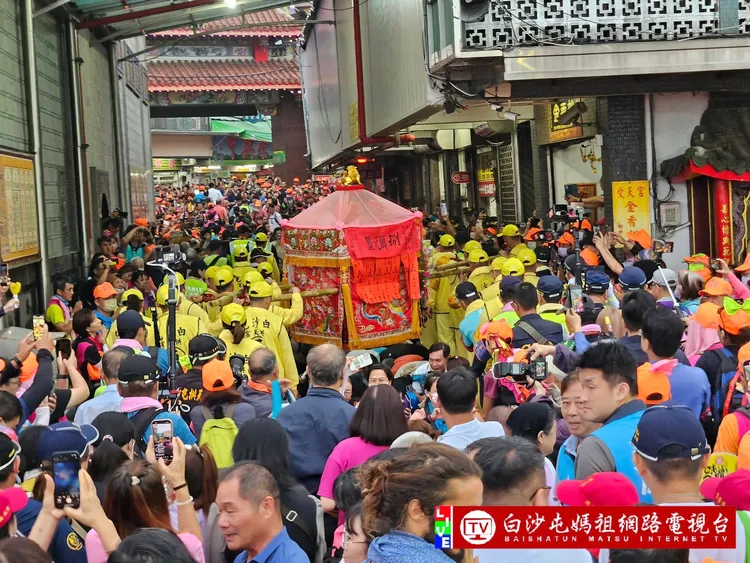 白沙屯媽祖進入南投名間松柏嶺受天宮的盛況。翻攝「白沙屯媽祖網路電視台」