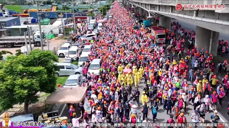 白沙屯媽祖進香報名人數，從2002年的3114人增長至今年的32萬9118人，24年來增長105倍。翻攝「白沙屯媽祖網路電視台」