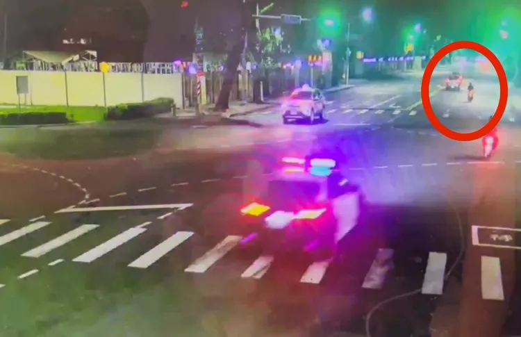 女騎士加速逃逸。翻攝畫面