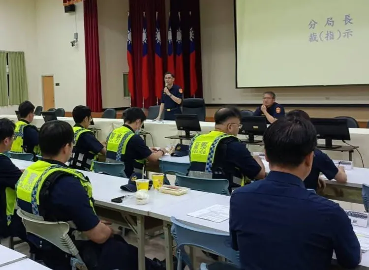 桃園分局長王智民主持「雷霆除暴擴檢暨酒駕」專案勤教，提示勤務重點，叮嚀同仁注意執勤三安。警方提供