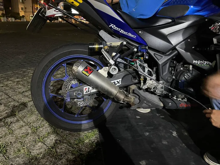 靜桃專案-環、警聯合稽查取締改裝噪音車，攔查20部車，合計11部噪音超標，當場開罰並通知複驗。警方提供