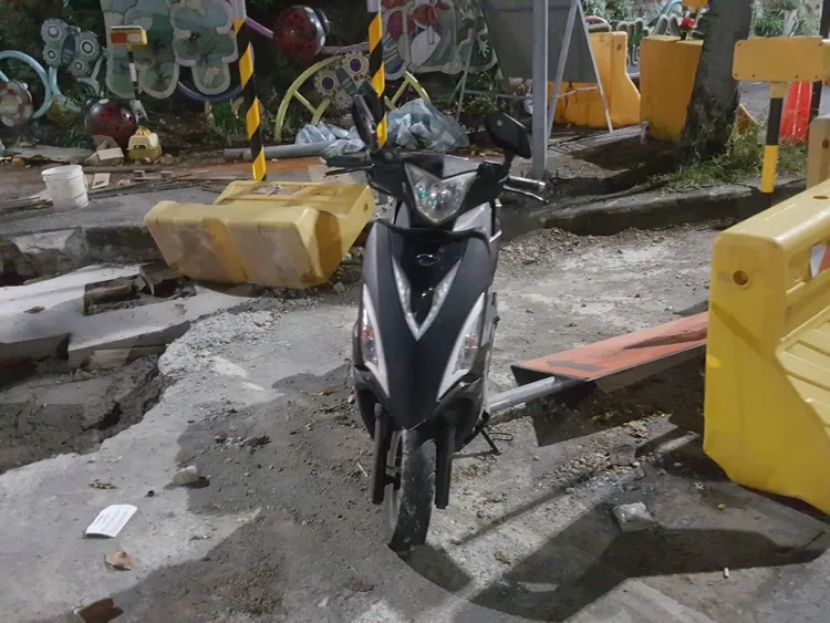 吳男酒後騎無牌機車，自撞路邊護欄。翻攝畫面