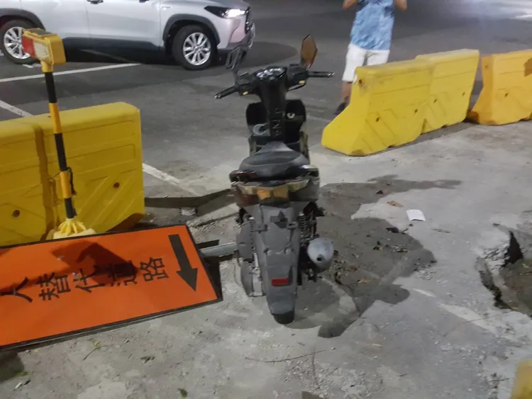 吳男酒後騎無牌機車，自撞路邊護欄。翻攝畫面