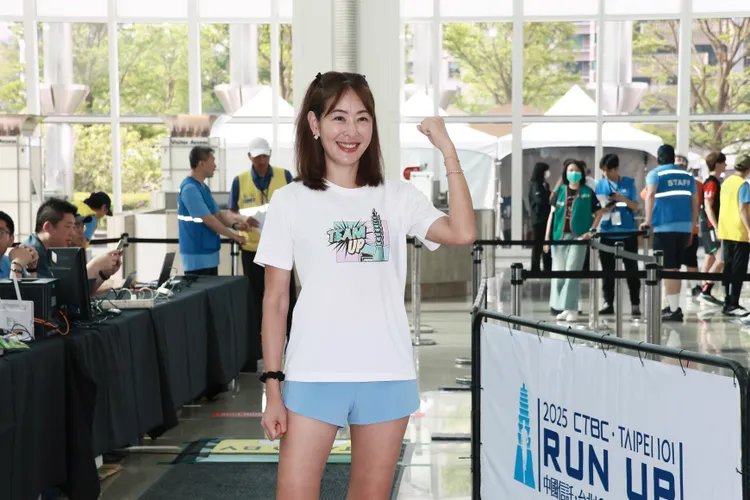 「2025中國信託‧台北101公益垂直馬拉松」今（5/3）日在台北101盛大登場。台北101董事長賈永婕今參賽自我挑戰組，在1樓賽道入口全身運動輕裝躍躍欲試。彭欣偉攝