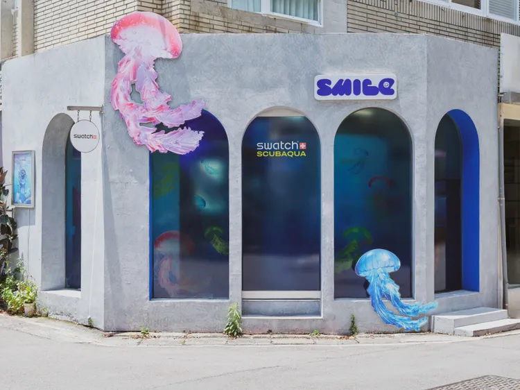 SWATCH將拍貼機店打造成水母環繞的夢幻海底幻境。品牌提供