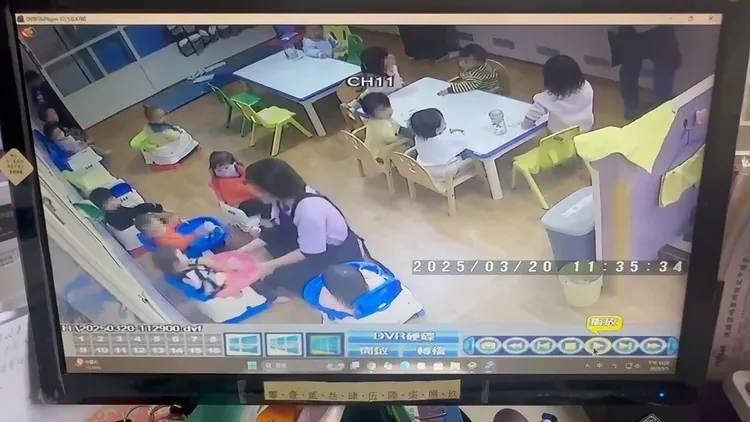 保育員前後搖晃幼童的坐椅。陳清龍提供