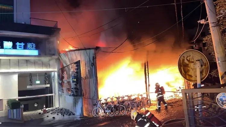 現場存放許多鋰電池，還不斷傳出爆炸聲。民眾提供