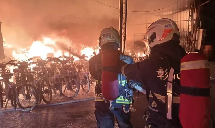 彰化員林共享單車MOOVO檢修站發生大火，消防人員努力滅火。民眾提供