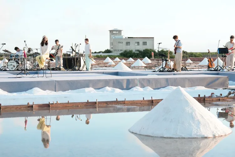 田馥甄創下鹽田開唱首例，感謝幕後辛苦的工作人員與鄉親。何樂音樂提供