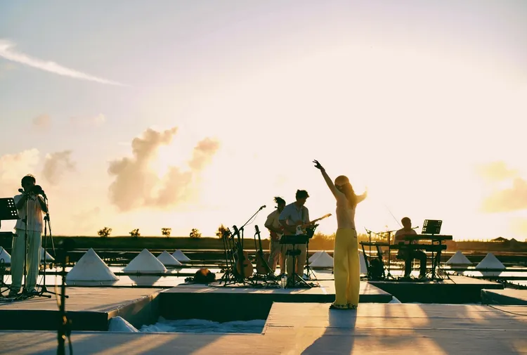 田馥甄以天地為景，美聲灌溉療癒粉絲身心靈。何樂音樂提供