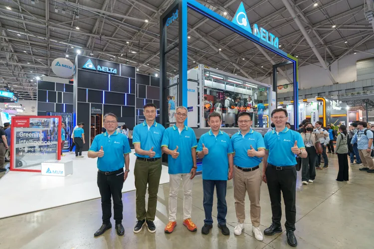 台達亮相COMPUTEX 2025，(右至左)台達電源及系統事業群總經理陳盈源、台達資通訊基礎設施事業群總經理黃彥文、台達董事長暨執行長鄭平、台達電源及零組件事業範疇執行副總裁史文景、台達風扇暨熱傳導事業群總經理蔡明熹、台達機電事業群副總經理巫泉興於展位合影。台達電提供