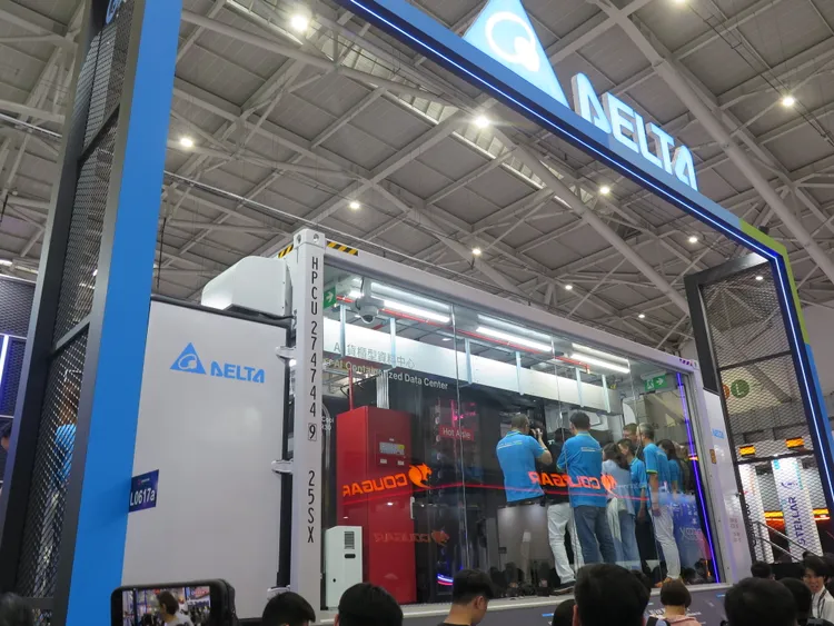 黃仁勳妻子Lori Huang、女兒黃敏珊（Madison Huang）驚喜現身，台達電董事長鄭平也親自導覽AI貨櫃型資料中心解決方案。呂承哲攝