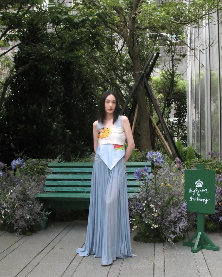 林映唯身著颶風灰背心，搭配Highgrove系列水滴色絲巾與褶飾縐綢平織長裙。品牌提供