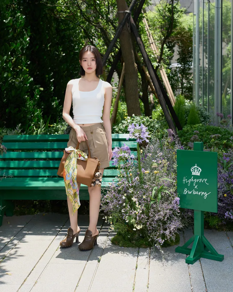 林廷憶以披肩造型，搭配新款Cotswolds榛果棕托特包。品牌提供