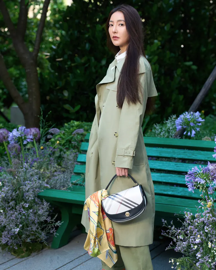 同樣凍齡的吳速玲將絲巾綁在Highlands皂白色斜背包上。品牌提供