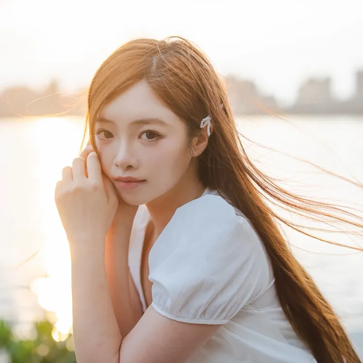 曲曲學齡前是被阿公、阿嬤照顧的。紅心字會提供