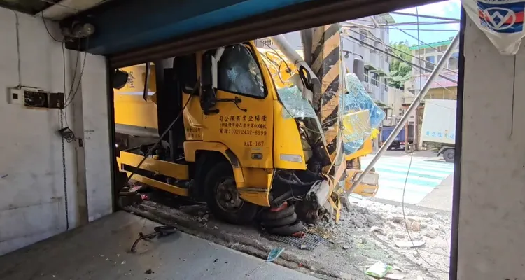 除電杆外還有4部轎車遭撞，所幸沒有路人被波及。翻攝照片