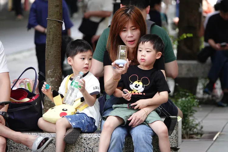 有高達84.7%受訪者表示，成為「職場媽媽」的主要原因，就是「想分擔家計」。示意圖，莊宗達攝