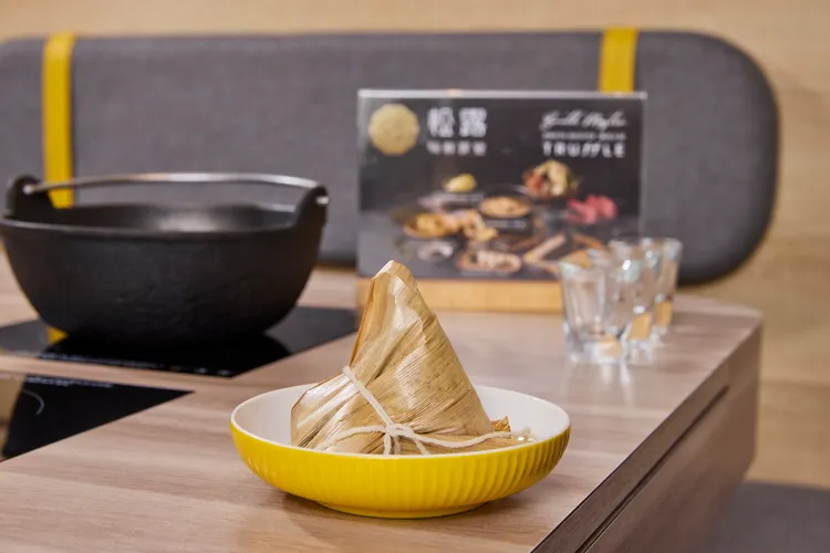 雞湯大叔黑松露起司粽即日起至5/31於全台門市開賣，任選商品加購價 59元，阿爾法餐飲集團會員可憑 10 積分兌換，數量有限，售完為止。業者提供