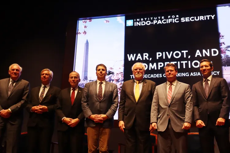 華府智庫印太安全研究所13日舉行「戰爭、重心轉移與競爭：20年來亞洲政策的制定歷程」座談，邀請小布希到拜登政府時期的國防官員與會，包括薛瑞福（右2）及瑞特納（右1）。 中央社
