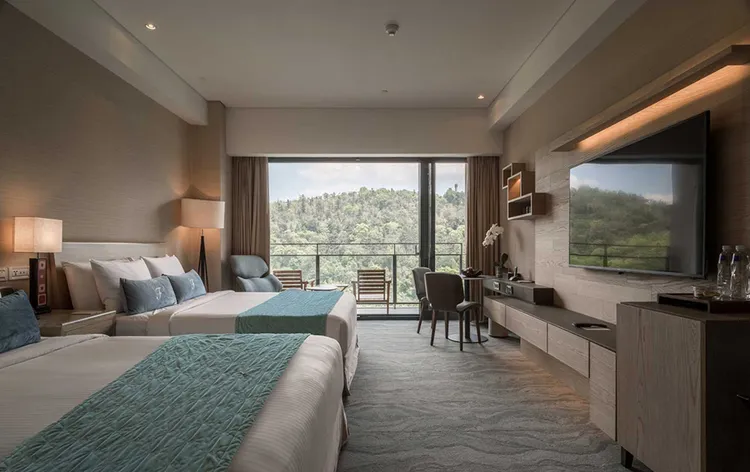 使用5張雲朗聯合住宿券，即可入住雲品溫泉酒店尊榮山景客房，盡享一泊二食的極致體驗。雲朗觀光提供